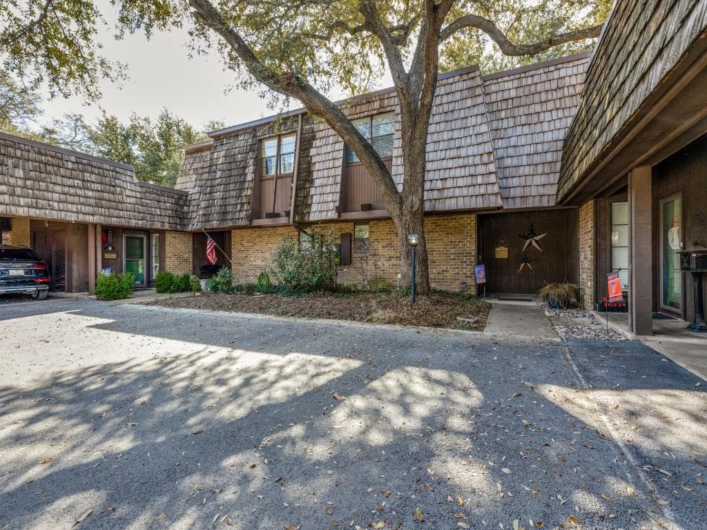 3027 Hulen Ct