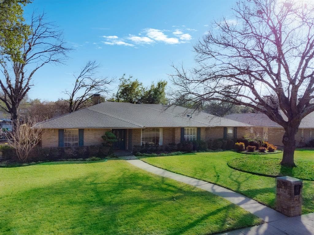 7718 Tanglecrest Dr