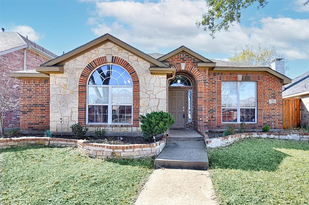 1702 Bur Oak Dr
