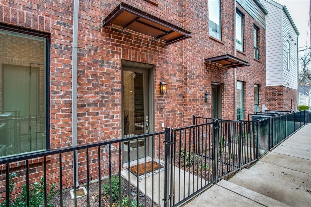 122 E Chester Ct