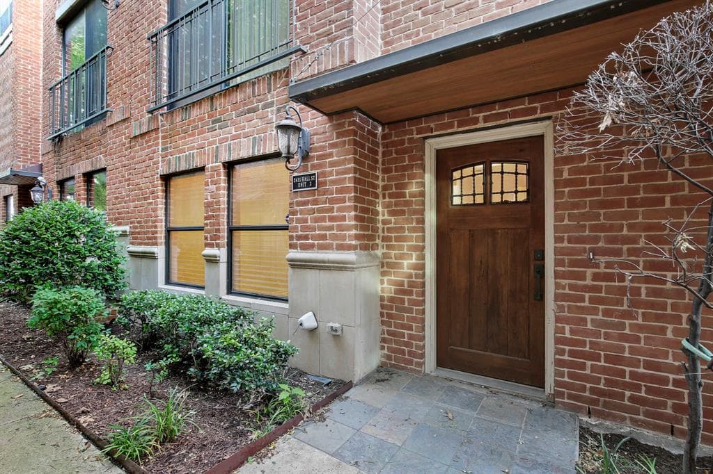 2411 N Hall St Apt 23