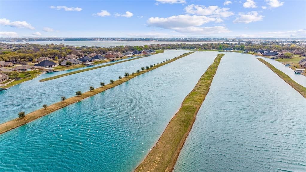 3900 Upper Lake Cir