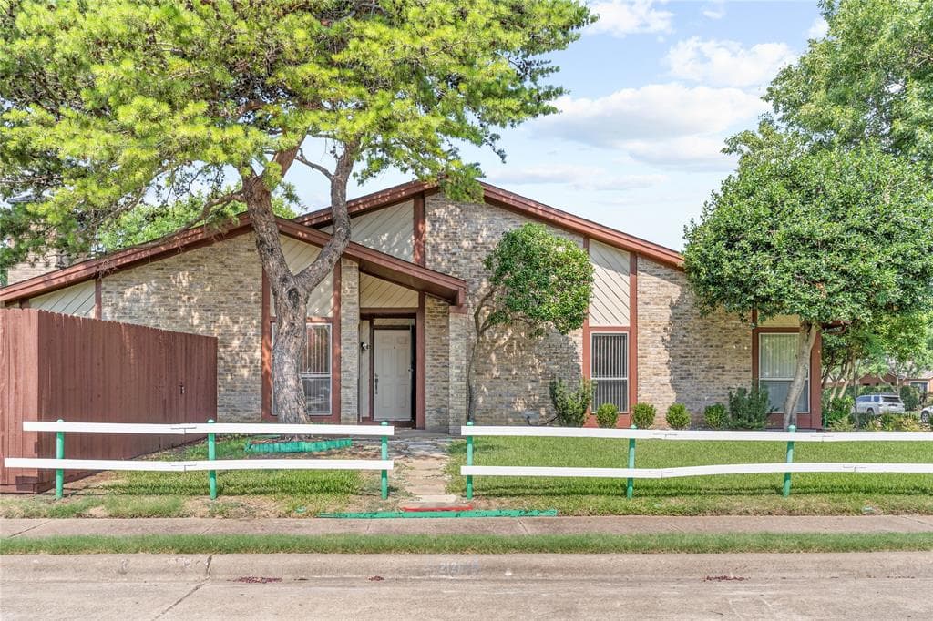 2126 Auburn Dr