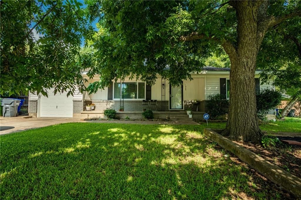 1925 Hilltop Dr