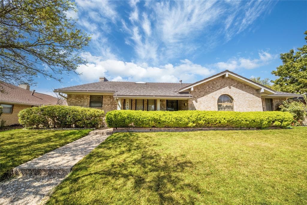 931 Rock Canyon Dr