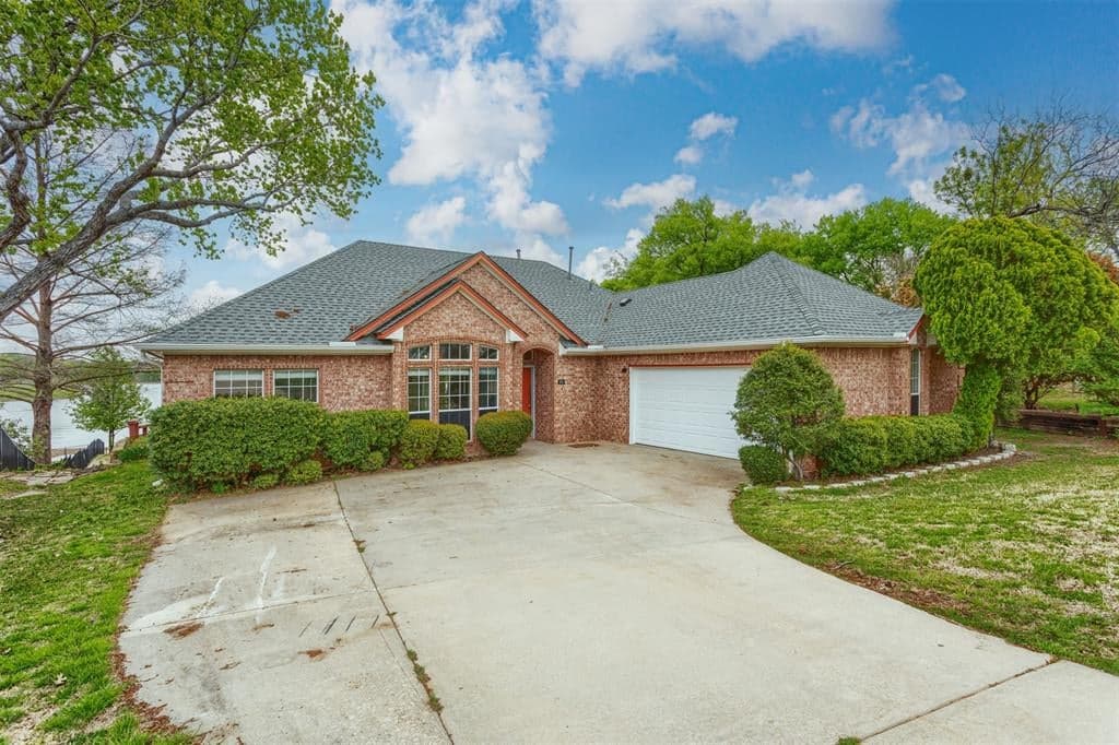 451 Lakecrest Dr
