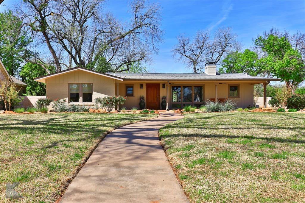 802 Rivercrest Dr
