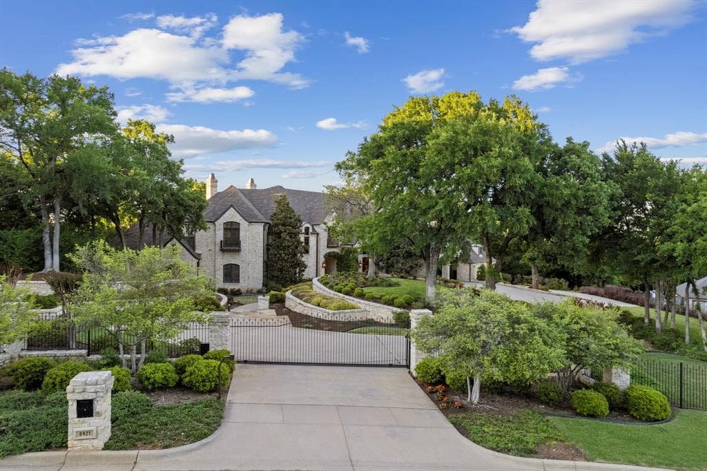 8921 Waterchase Cir
