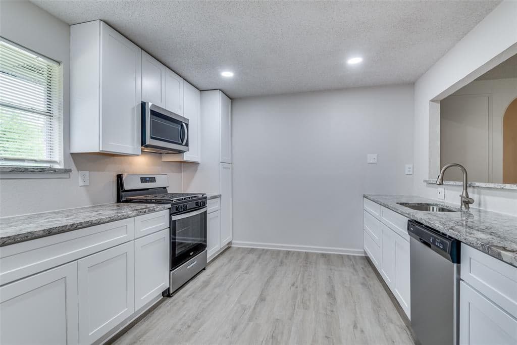 1121 Greenbriar Dr