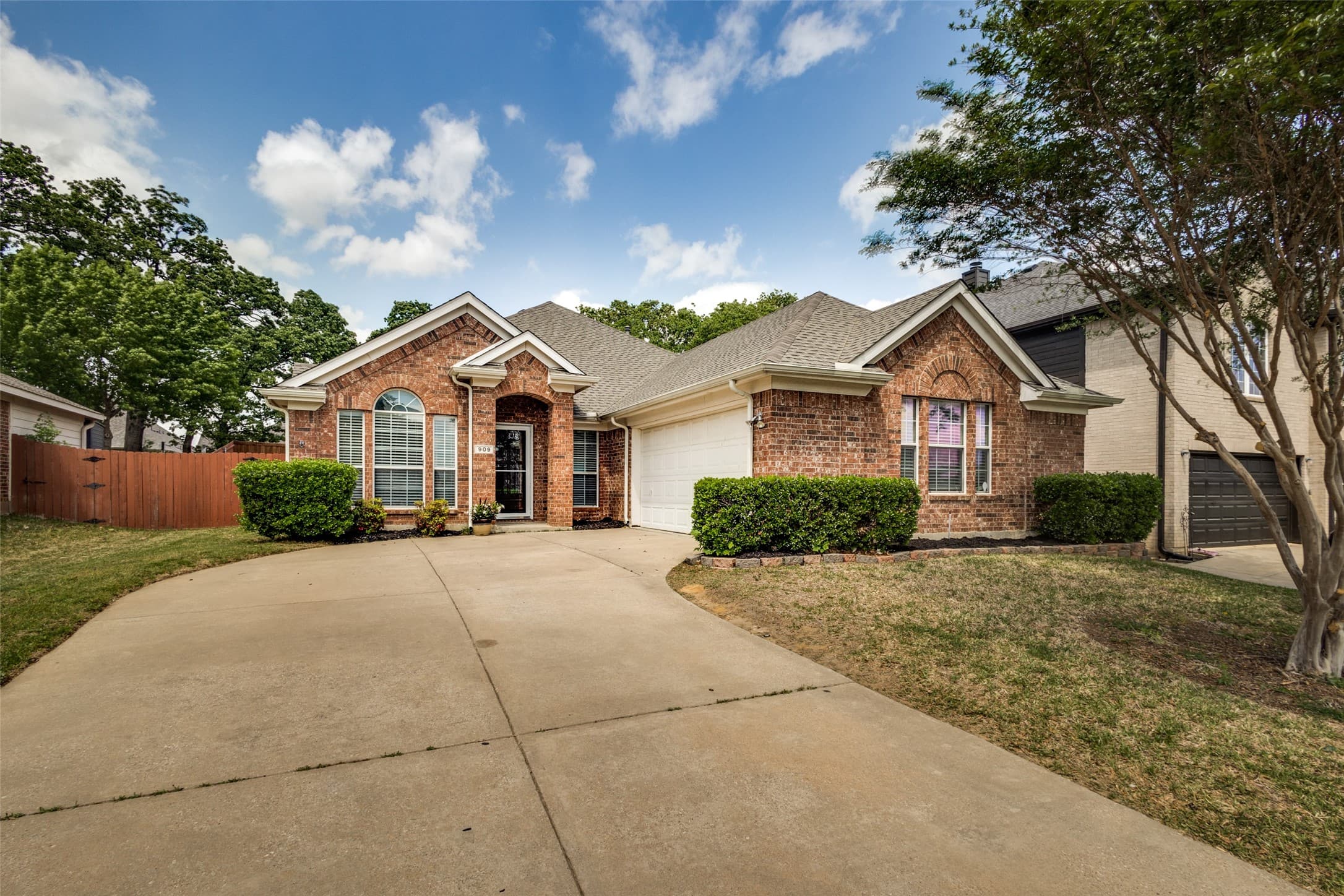 909 Stoneway Dr