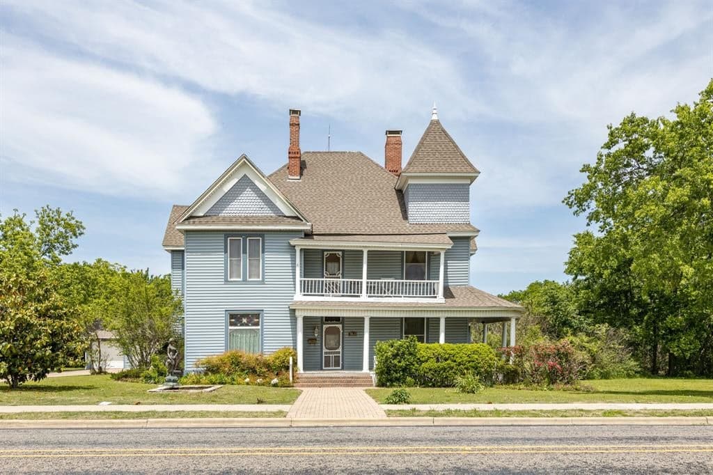1018 W Main St