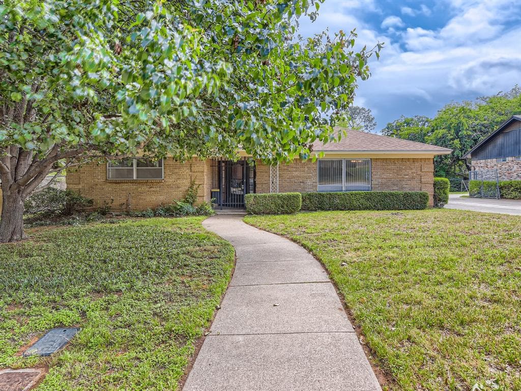 7436 Laurie Dr