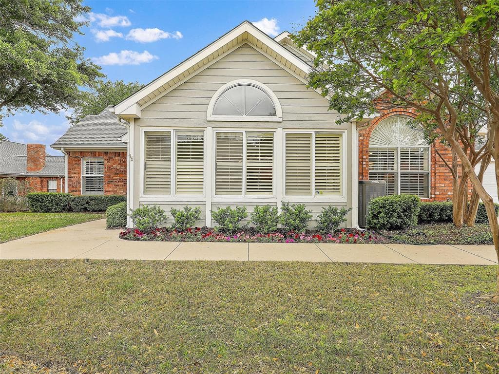 6121 Haley Ln