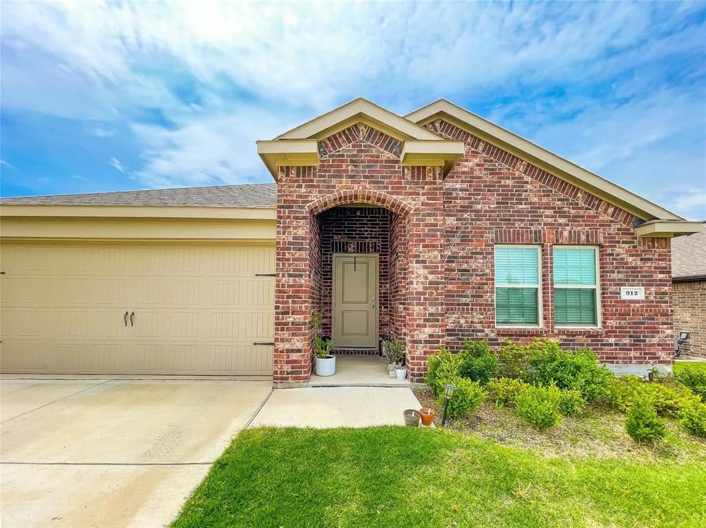 912 English Dr