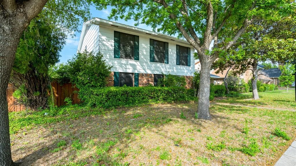 3813 Bellaire Dr