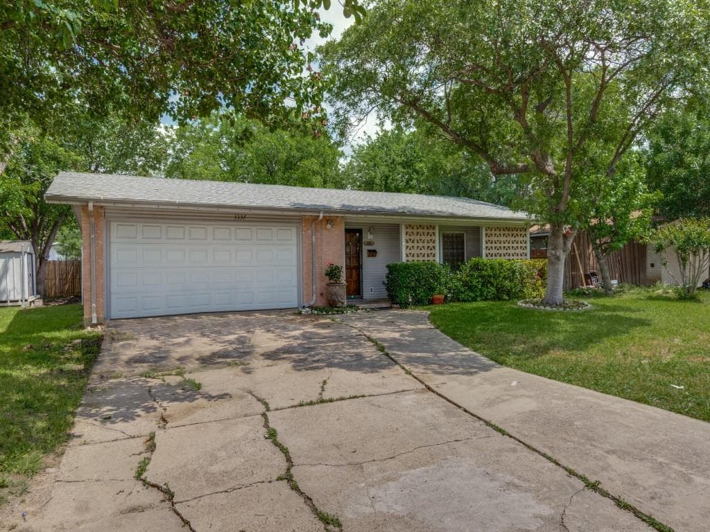 3337 Forest Ln