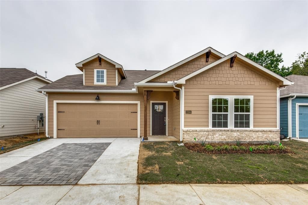 2104 Paxton Way
