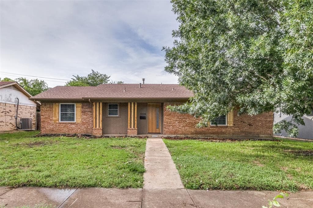 3709 Hilton Dr