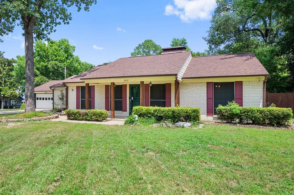 253 Whispering Oaks Trl