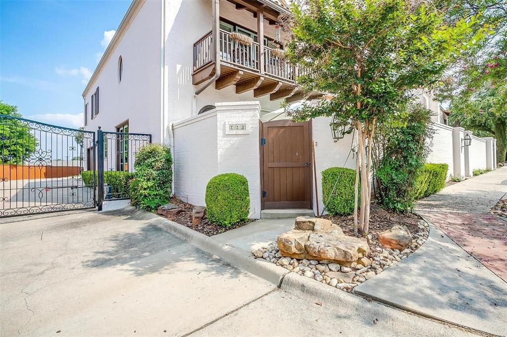 225 Casa Blanca Ave