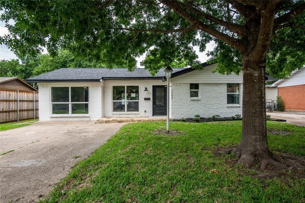 1205 Juanita St