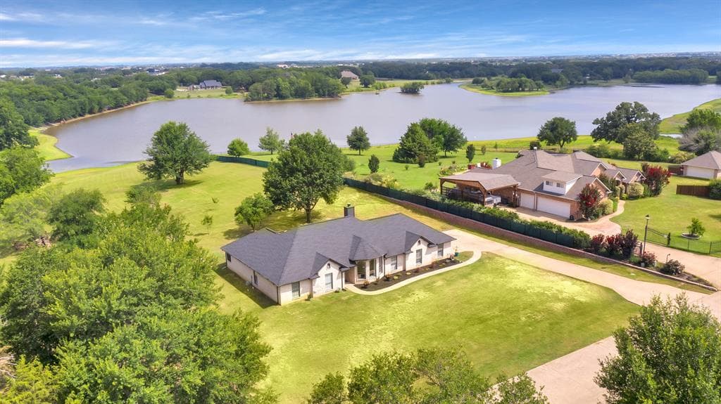 9033 Lakeridge Ln