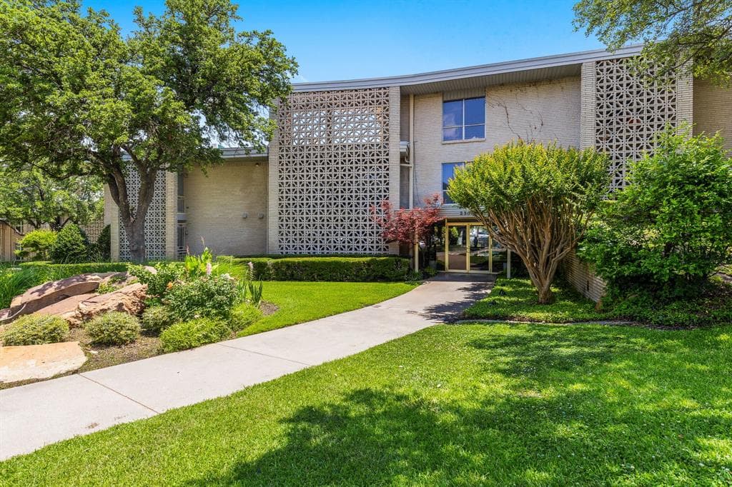 2301 Ridgmar Plz Apt 15