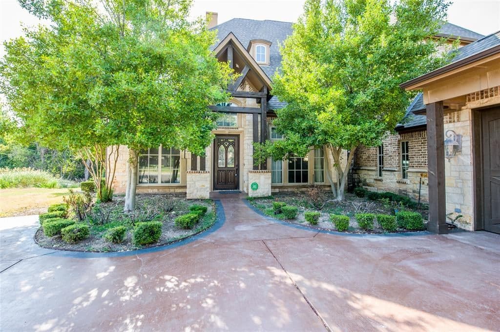 929 Belclaire Cir