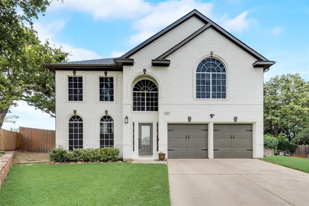 909 Forest Hollow Dr