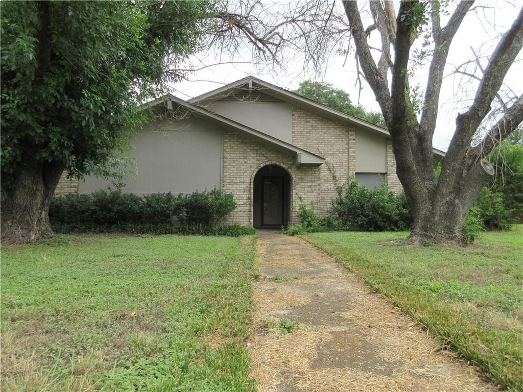 230 Palm Dr