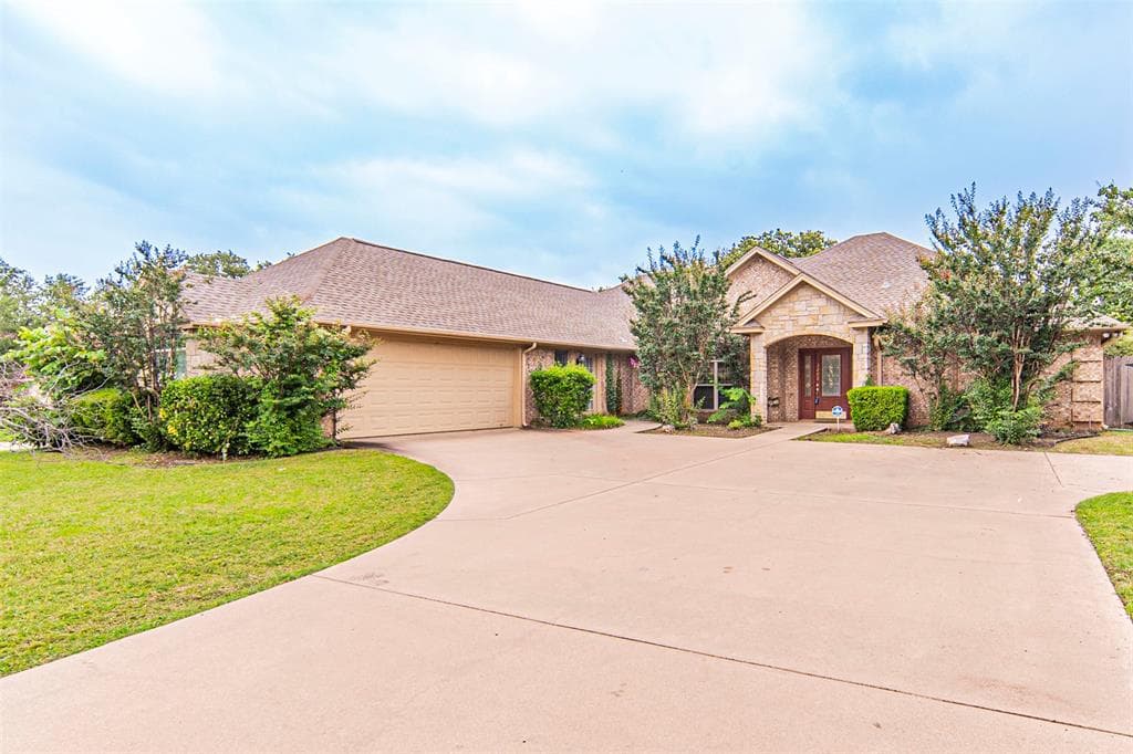 3202 Crossbridge Cir