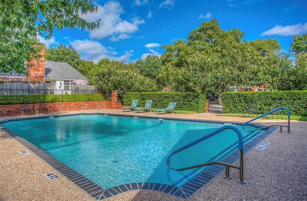 1097 Roaring Springs Rd