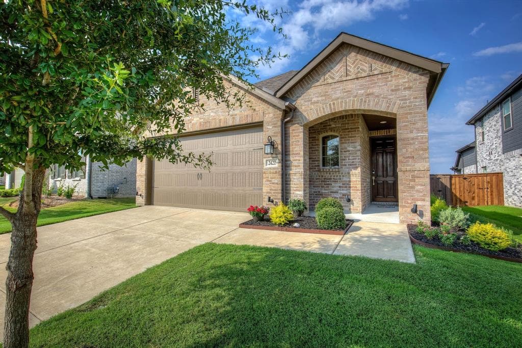 2421 Doncaster Dr