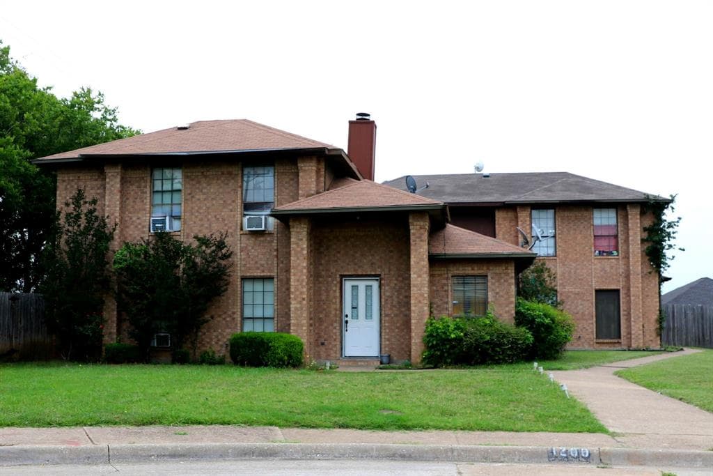 1202 Cresent Cir