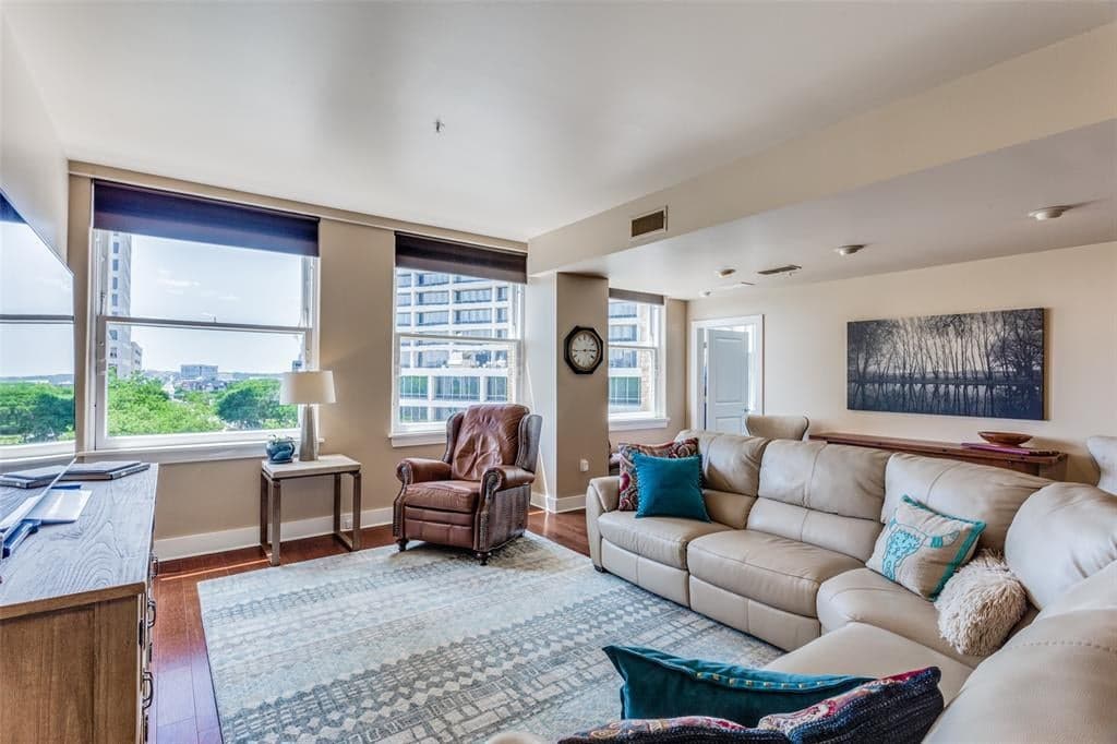 411 W 7th St Apt 405
