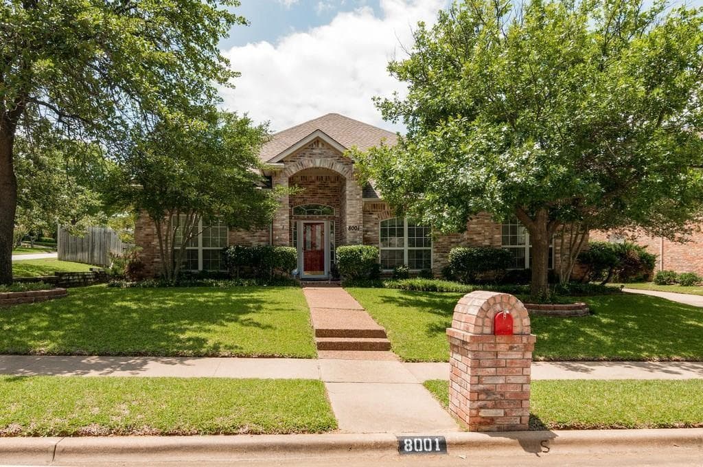 8001 Arlie Ln