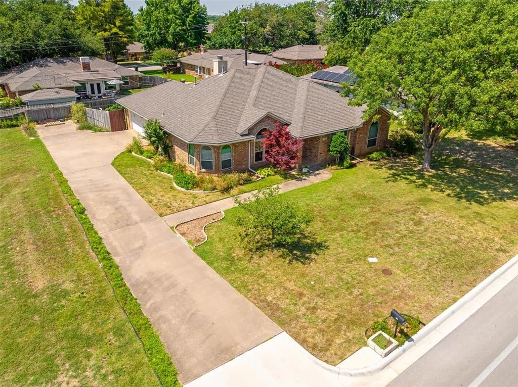 713 W Windsor Dr