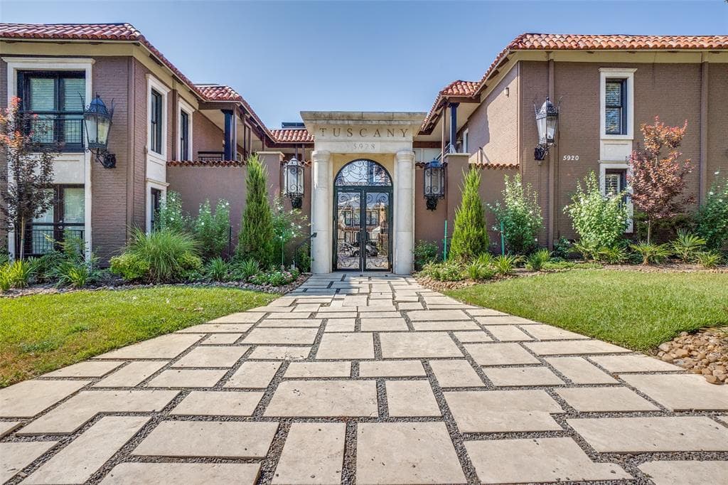 5930 Sandhurst Ln Apt 220