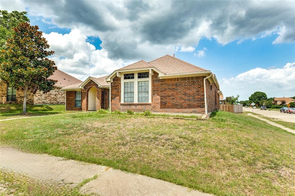 2102 Live Oak Dr