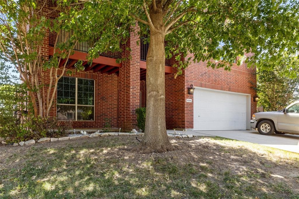 8305 Oak Springs Ln