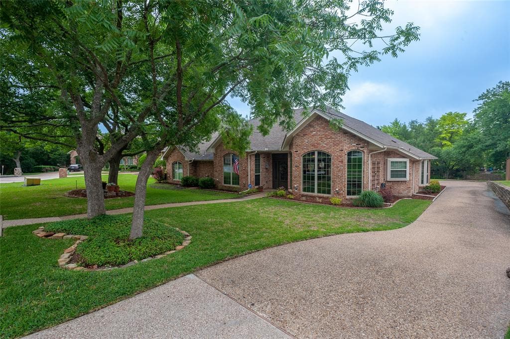 2002 Shari Ln