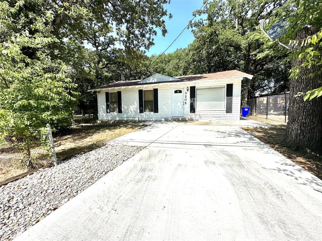 3205 Sherry Ln