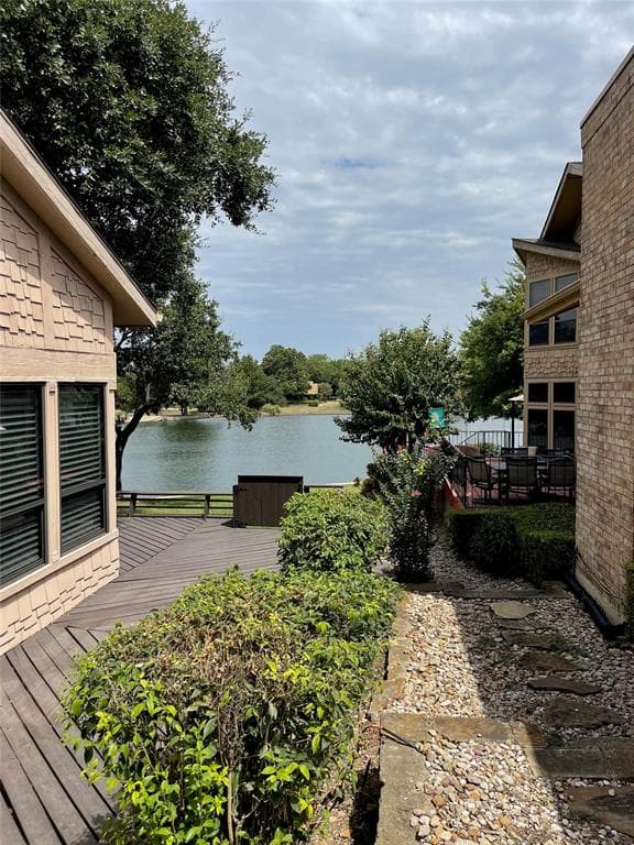 8 Country Lake Dr