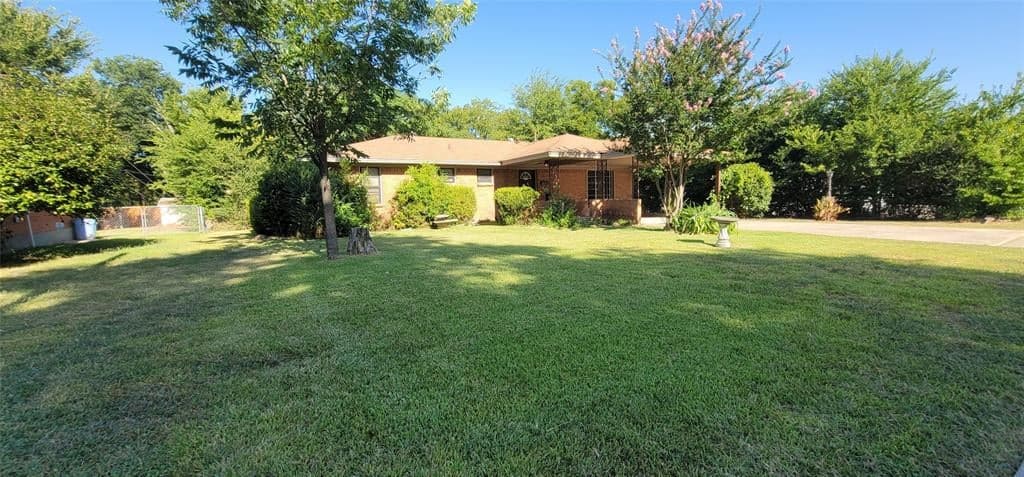 615 Lakeside Dr