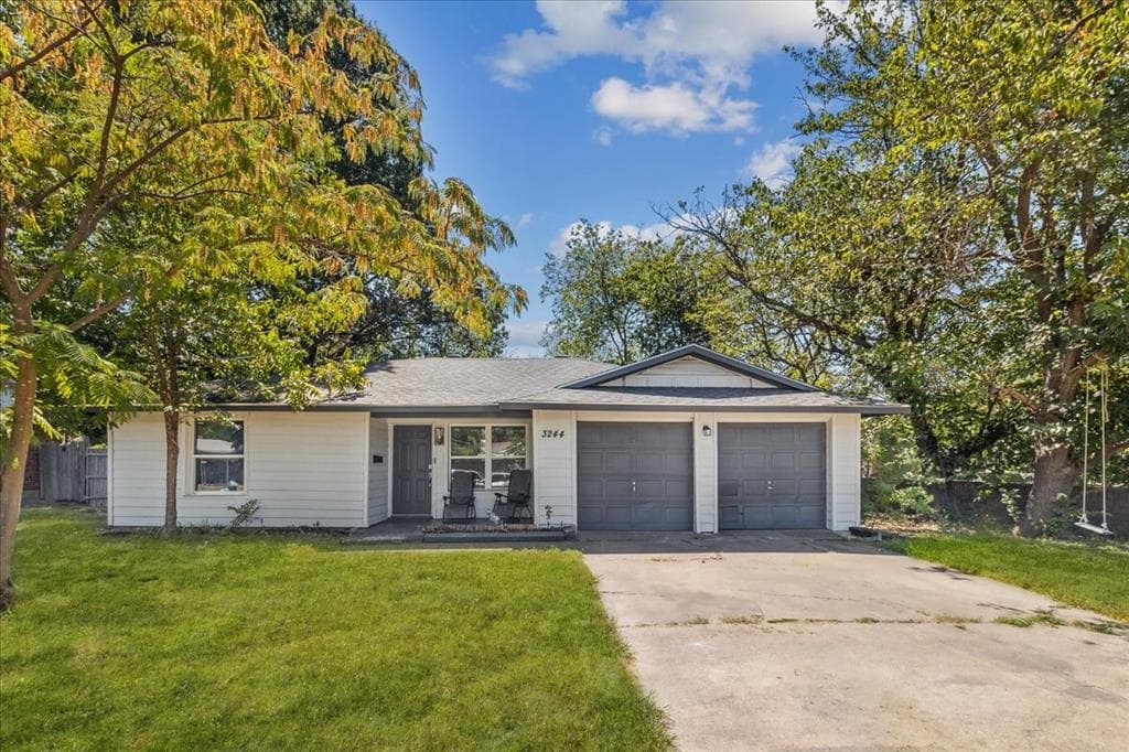 3244 Moon Dr