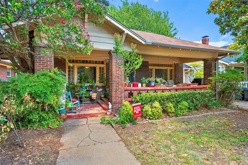 2218 Mistletoe Blvd