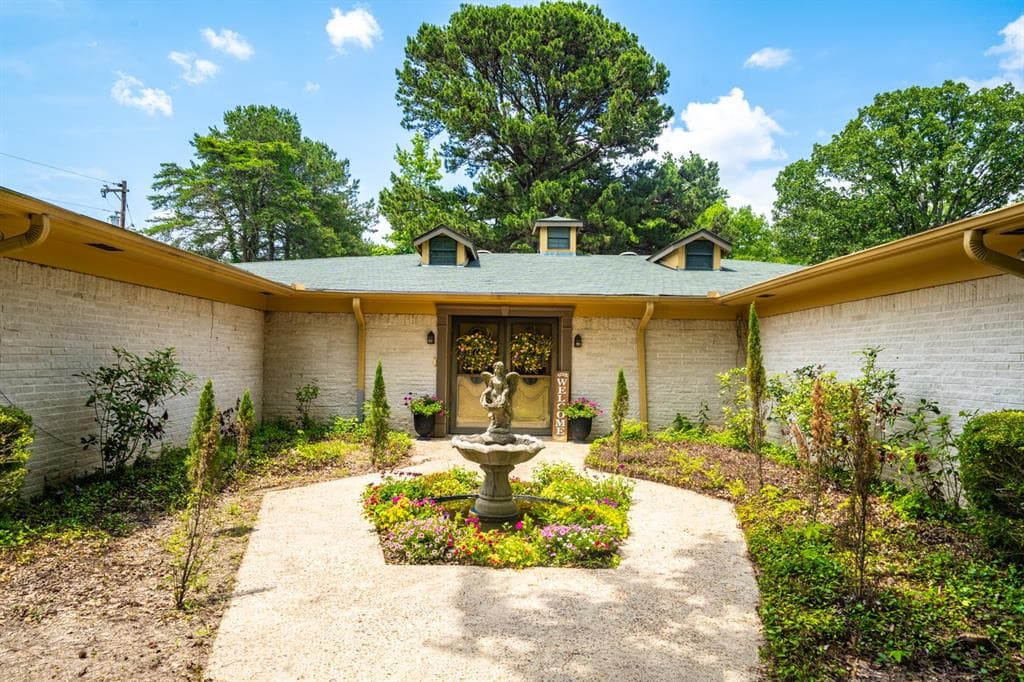 4692 Locust Rd