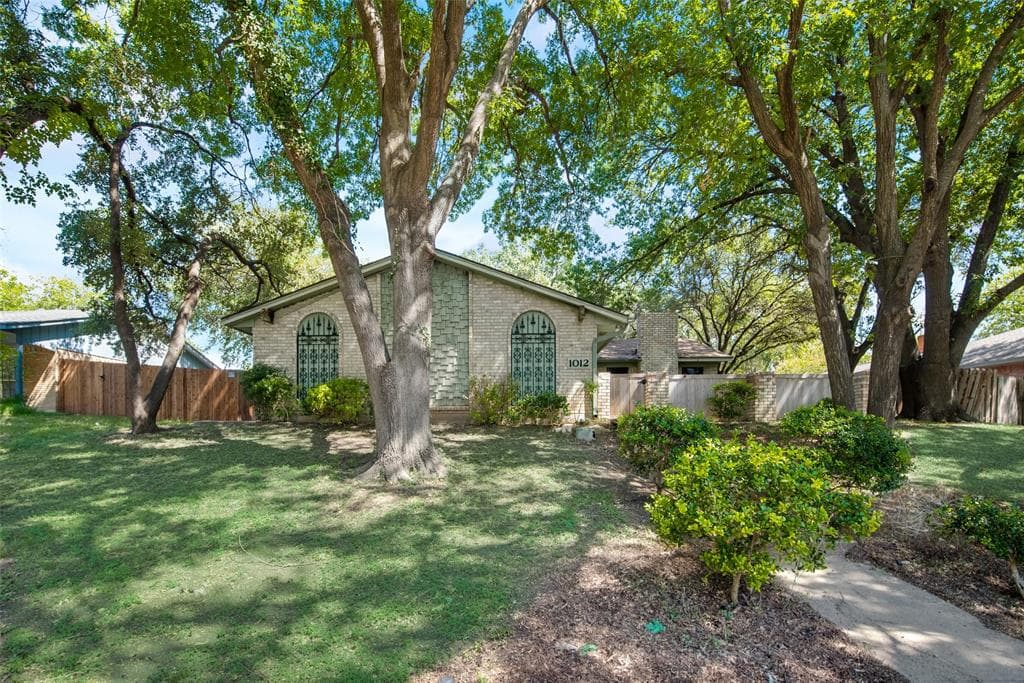 1012 Pine Tree Ln