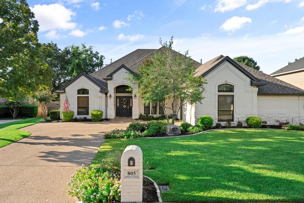 805 Riviera Dr