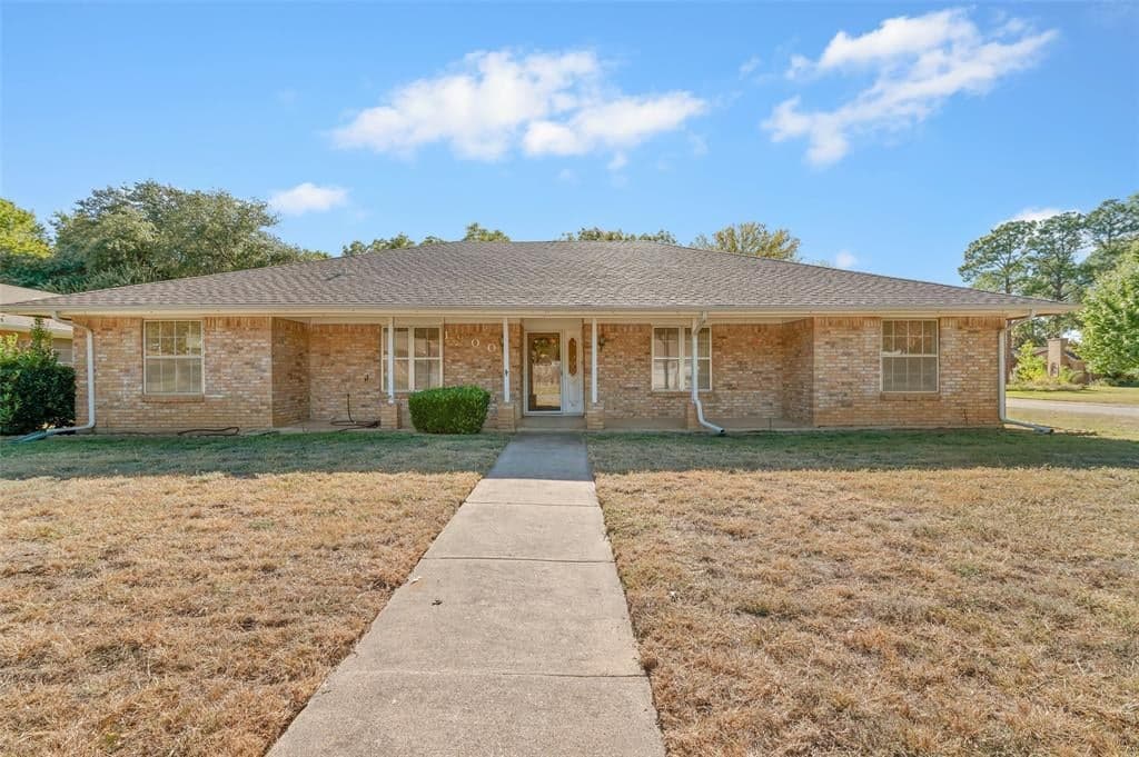 1900 Lincolnshire Dr